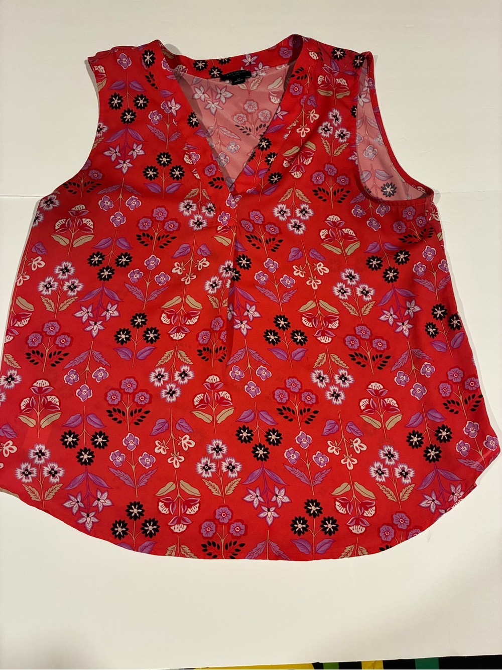 Ann Taylor Floral V-Neck Sleeveless Blouse in Red MP